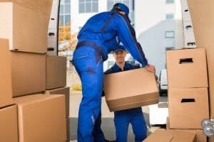 صناديق معبأة بعناية للانتقال
